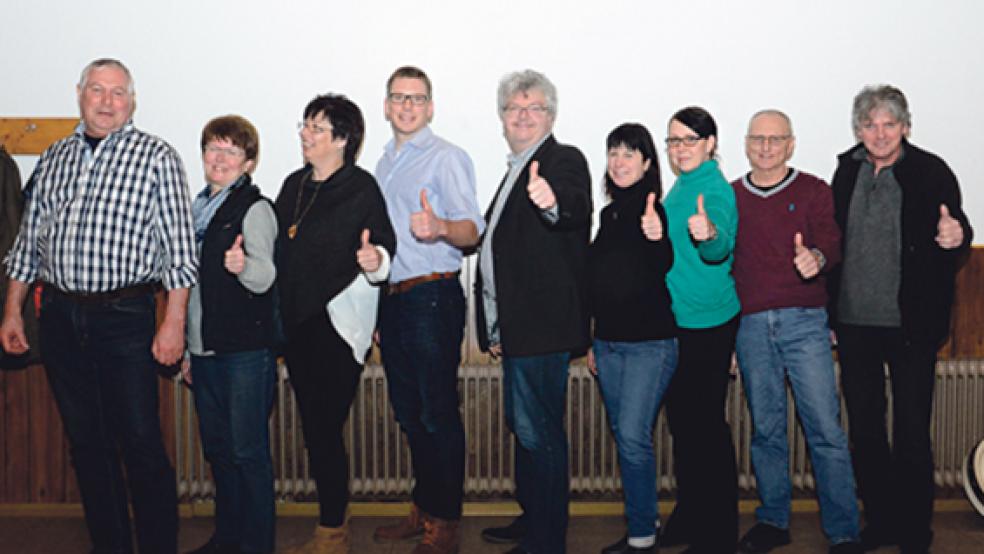 Der Vorstand des TuS Holthusen (von links): Manfred Robbe (Leiter Tennis), Angelika Kruizinga (Vorstand), Heike Yzer (Leiterin Turnen und Gesundheitssport), Mark Buntjer (2. Vorsitzender), Gerald Jungeblut (1. Vorsitzender), Birgit Müller (3. Vorsitzende), Birgit Röskens (Jugendwartin), Johann Janssen (Leiter Handball), Arno Oltrop (Schriftwart). © Foto: de Winter