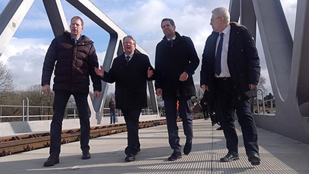 Verkehrsminister Olaf Lies (SPD) bei der Freigabe der neuen Trogbrücke in Emden. © Foto: Ministerium für Wirtschaft, Arbeit und Verkehr