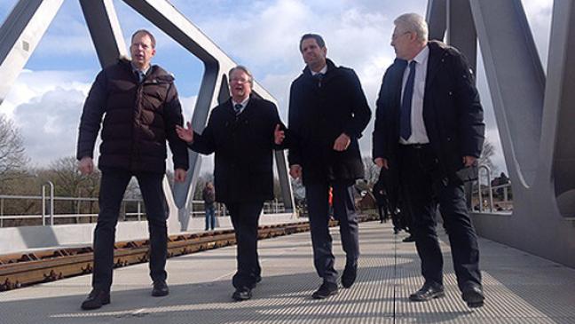 Neue Bahnbrücke für Emder Hafen