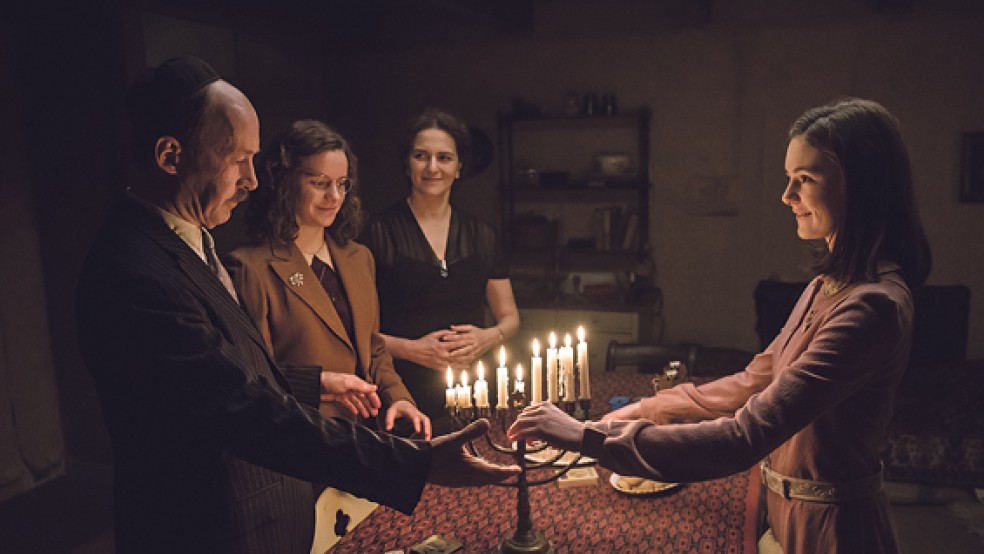 Familie Frank (Lea van Acken, Martina Gedeck, Stella Kunkat und Ulrich Noethen, von rechts) feiert im Hinterhaus Chanukkah.  © Foto: Universal Pictures