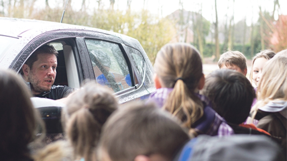 Jens Fricke demonstriert den Kindern eine Entführung und zeigt ihnen einfache Techniken, wie sie sich davor schützen, wenn sie jemand in ein Auto zerren will. Auch auf dem Fahrrad wurde demonstriert, wie man sich am besten verhält, wenn ein Fremder sie anspricht. © Fotos: Abbas