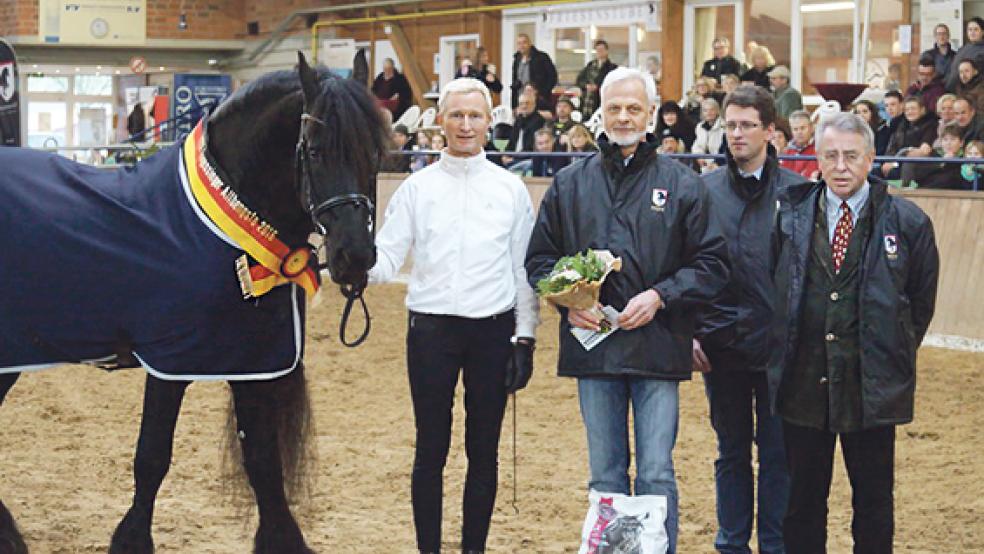 Freude über den Erfolg bei der Hengstkörung in Alsfeld: (von links) Gerald Spekker vom Gestüt »Der Polderhof«, Helmuth A. Brümmer (Präsident FPZV und Gestüt-Besitzer), Ralf Schneider (Geschäftsführer FPZV) und Dr. Hartwig Tewes (Zuchtleiter FPZV) © Foto: privat