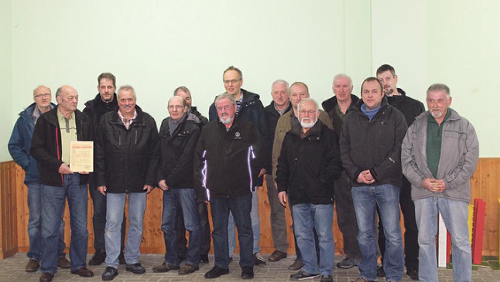 Der neu gewählte Vorstand (von links) mit Ausstellungsleiter Klaus Schulz, Ehrenmitglied Reent Reents, Zuchtwart Karl Ludwig Meyer, dem 1. Vorsitzenden Gerhard Niemann, Kassenwart Luitjen Kettler, den Ausstellungsleitern Alfred van der Slyk und Hero Feldmann, 1. Jugendwart Bernd Warsing, Gerätewart Ewald Hoppen, 1. Schriftwart Volker Wenninga, Wolfgang Neubert (zuständig für Verlosungen), Futtermeister Bernhard Huisinga (Großgeflügel und Hühner), 2. Jugendwart Michael Niemann, Futtermeister Andreas Modder (Hühner und Zwerghühner) und Bärnd Modder vom Festausschuss. © Foto: privat