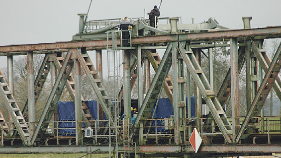 An der Friesenbrücke in Weener hat ein Team der Meyer Werft gestern mit vorbereitenden Arbeiten für die Demontage des Mittelteils begonnen. Es soll gewartet und instandgesetzt und dann für unbestimmte Zeit in Papenburg gelagert werden. © Foto: Szyska