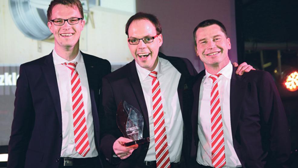 Freude über die Auszeichnung: (von links) Rainer Willms, Jörg Ebert und Christian Vierman, Mitarbeiter der Wildeboer Bauteile GmbH, nahmen den Preis für das »Produkt des Jahres« entgegen. Die Auszeichnung erhielt das Weeneraner Unternehmen für die Brandschutzklappe »FR92-Holz« (kleines Bild). © Fotos: NürnbergMesse