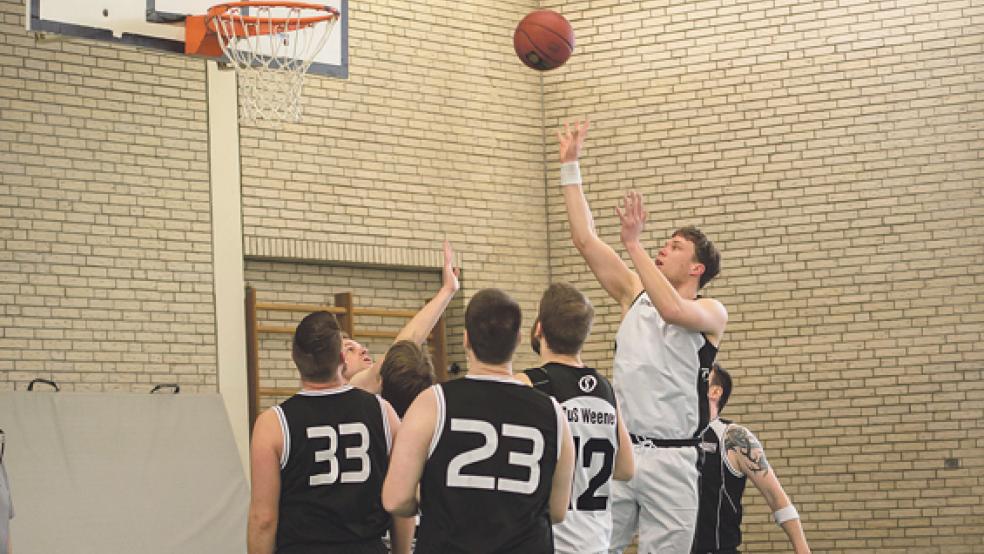 Mit 39 Punkten war Ralf Bock (beim Sprung) der Top-Scorer der Weeneraner. © Foto: Klemmer