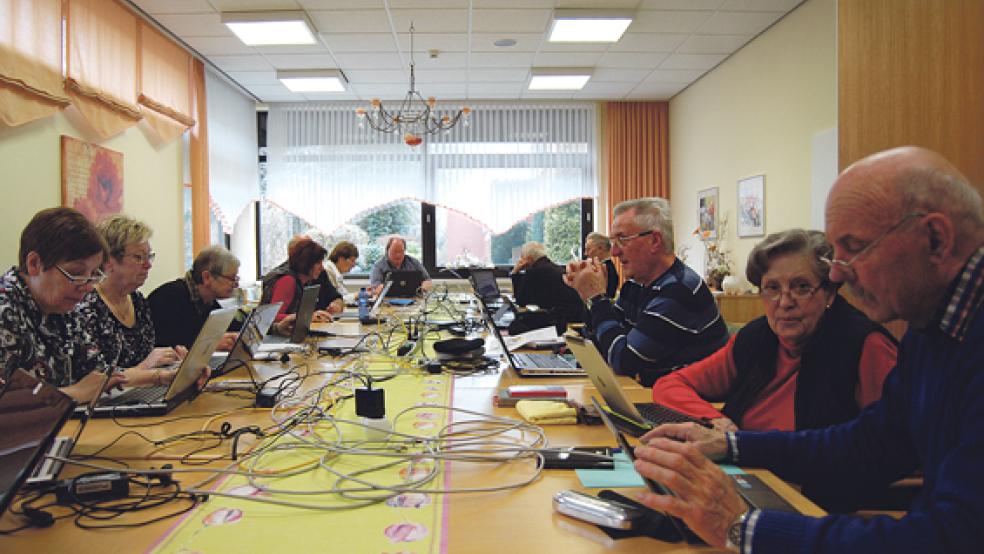 Konzentration und Kabelsalat: Eine der beiden Donnerstags-Gruppen des Internet-Cafés im Altenzentrum. © Foto: Hoegen