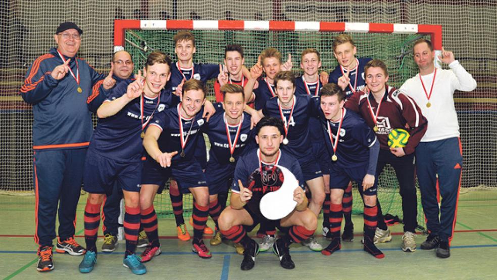 Die A-Junioren des JFV Leer: Trainer Dragan Brala, Betreuer Pavel Kaiser, Marek Janssen, Julian Ahlers, Lukas Koets, Jan-Henrik Koppelkamm, Eike Knust (hinten, von links), Sharon Leptin, Lukas Siemers, Timo Beitelmann, Benjamin Neziraj, Paul Smit, Daniel Horn, Trainer Leon Vosse und Trainer Michael Zuidema (vorne, von links). © Foto: NFV /Gettschat