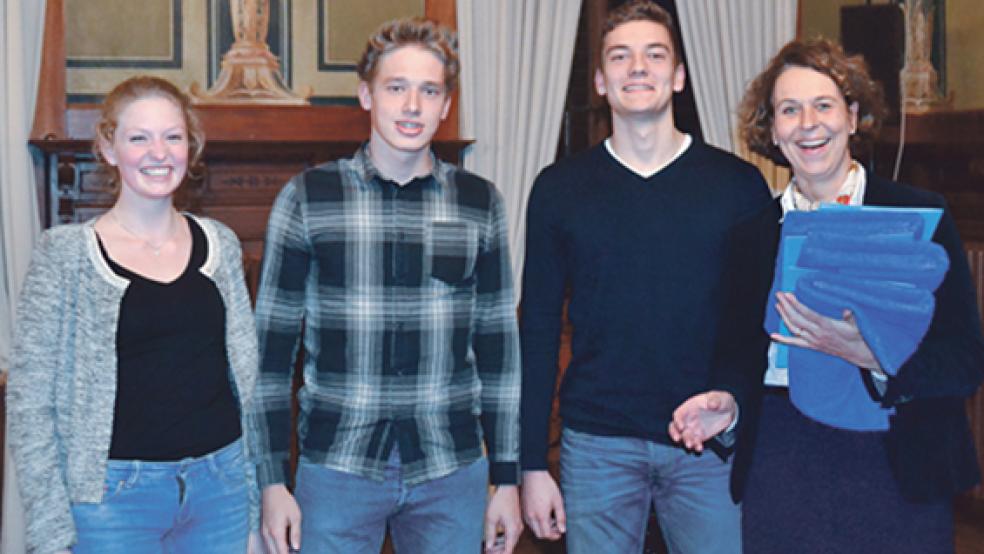 Bürgermeisterin Beatrix Kuhl (links) übergab Handtücher an die Geehrten. Unter ihnen die Rheiderländer Sonja Pilney (zweite von rechts) und Johannes de Boer (rechtes Foto). © Foto: privat