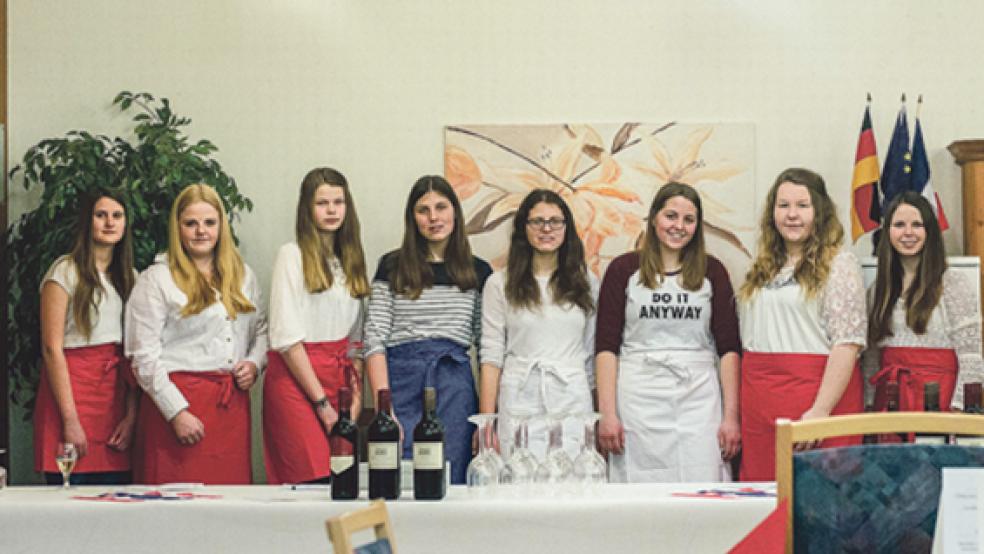 Diese Schüler der Oberschule Weener servierten den Gästen das Menü. Von links: Sabrina Deininger, Connie Groß, Esther Penning, Mira Penning, Lea Penning, Carolin Dirks, Vanessa Remmers und Damaris Luiking. © Foto: Abbas