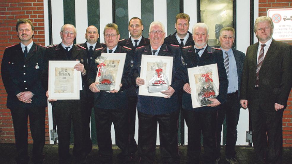 Vier Jubilare erhielten Urkunden, Abzeichen und Präsente für ihre langjährige Mitgliedschaft in der Feuerwehr Diele. Von links (mit Urkunde): Johann Harders (60 Jahre) sowie Hans-Erich Boer, Herbert Boer und Heinrich Meijer (alle 40 Jahre). Mit auf dem Foto sind (von links) Ortsbrandmeister Kuno Fokken und sein Stellvertreter Dennis Bleeker, Stadtbrandmeister Jörg Fisser, Brandabschnittsleiter Süd Ernst Berends (Kreisfeuerwehr), Hinderk Leemhuis (Ordnungsamt Stadt Weener) und Bürgermeister Ludwig Sonnenberg. © Fotos: Kuper