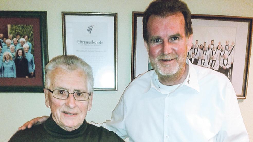 Mit einer Urkunde zeichnete Vorsitzender Andreas Bruns (rechts) den Sangesbruder Bernhard Kruizenga aus, der zum Ehrenmitglied des Chores ernannt wurde. © Foto: privat