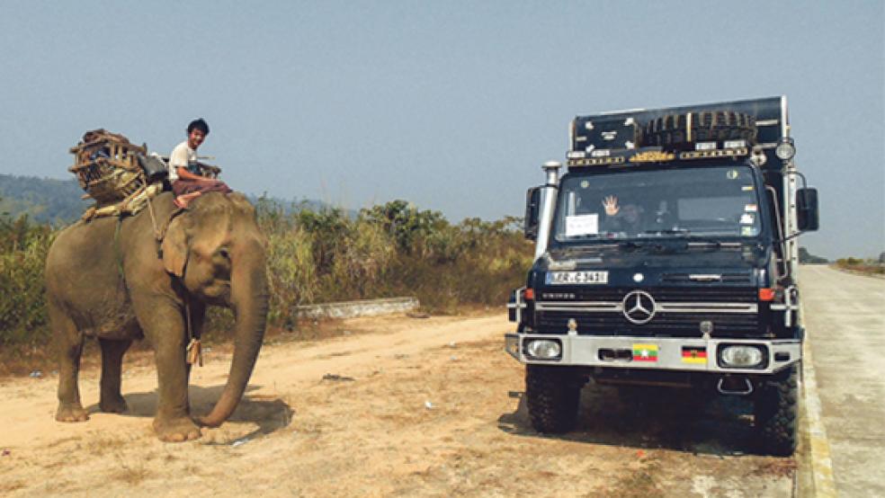 Arbeitstiere unter sich: In Indien traf der Unimog der Lichts oftmals auf Elefanten. © Fotos: privat