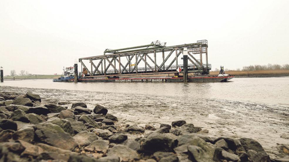 Das Mittelteil der Friesenbrücke reist auf einem Ponton nach Papenburg. © Foto: Klemmer