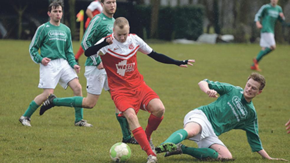 Probleme den Gegner in den Griff zu bekommen hatten die Teutonen um Haje Kramer, Steffen van Lengen und Micha Gerke (von rechts). © Foto: Klemmer