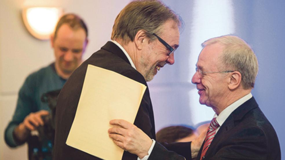 Viel Lob und Anerkennung verdiene das Wirken von Ferdinand Reit (links) für die DLRG in Weener, sagte Landrat Bernhard Bramlage in seiner Ansprache. © Foto: Klemmer