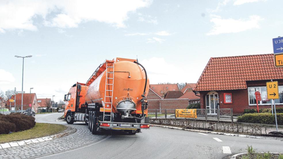 Schwere Fahrzeuge, die den Kreisel in Möhlenwarf passieren, verursachen immer wieder starke Schäden auf dem weichen Seitenstreifen. Tief eingegraben haben sich diese Fahrzeugspuren in die Berme.  © Foto: Hoegen
