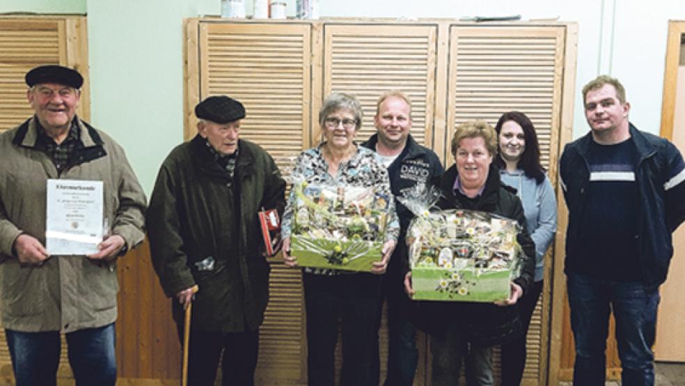 Einige langjährige Mitglieder, die sich für den Verein engagieren, hat der Kaninchenzuchtverein jetzt geehrt. © Foto: privat