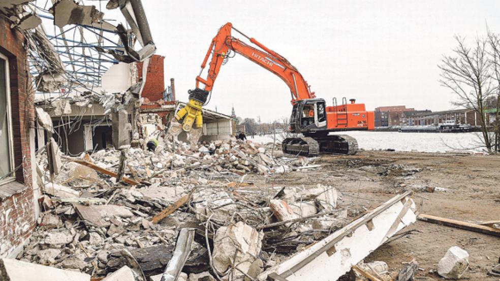 Mitarbeiter der Tiefbaufirma Huneke haben damit begonnen, die ehemalige Jovy-Atlas-Zentrale an der Groninger Straße in Leer abzureißen. © Foto: Wieking