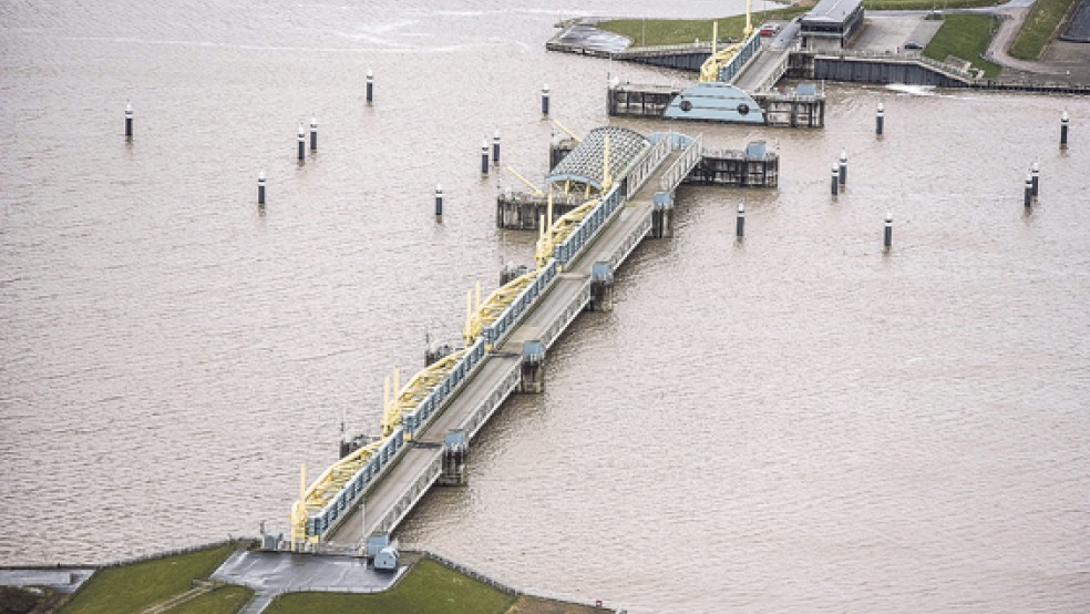 Das Emssperrwerk soll umgebaut werden, damit es den Schlickeintrag in den Fluss verringern kann. Es war von 1998 bis 2002 zwischen Gandersum in Moormerland (im Bild oben) und Nendorp im Rheiderland errichtet worden. © Foto: Klemmer