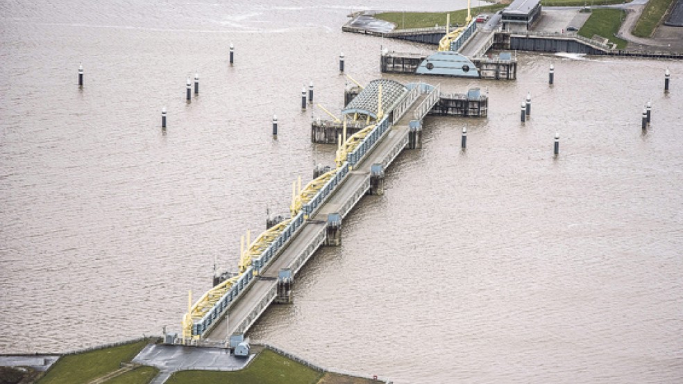 Das Emssperrwerk soll umgebaut werden, damit es den Schlickeintrag in den Fluss verringern kann. Es war von 1998 bis 2002 zwischen Gandersum in Moormerland (im Bild oben) und Nendorp im Rheiderland errichtet worden. © Foto: Klemmer