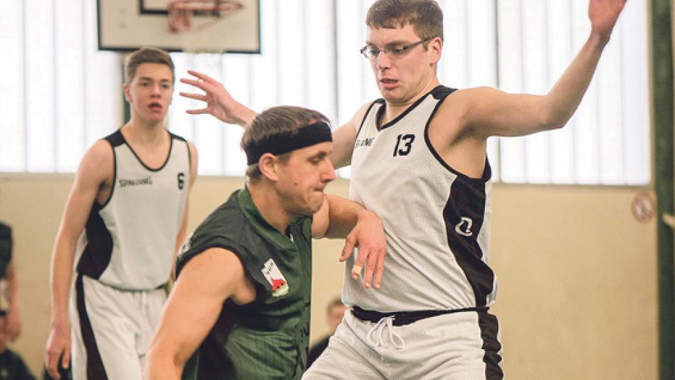 Die Bingumer Basketballer (grüne Trikots) hatten oftmals leichtes Spiel mit den Gastgebern des TuS Weener. © Foto: Klemmer