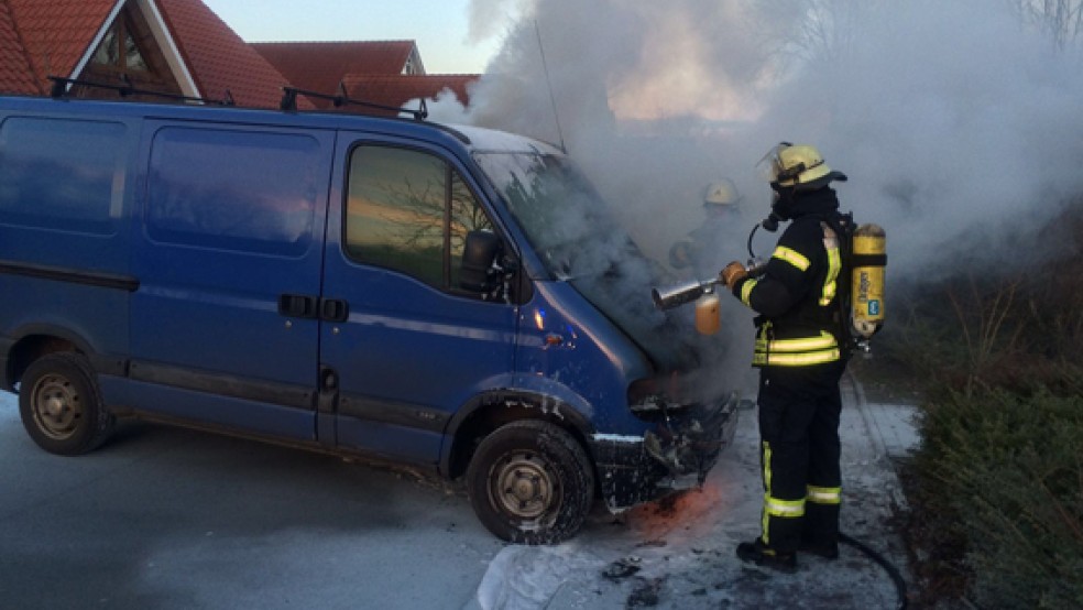 Ein Kleintransporter war am Montagabend in Hesel in Brand geraten. © Foto: Kreisfeuerwehr