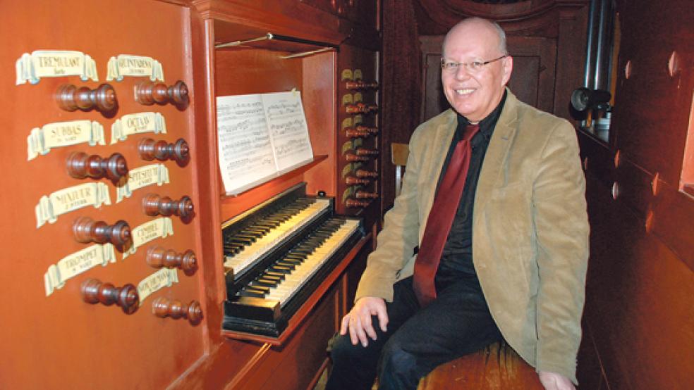 Stef Tuinstra an der Arp Schnitger-Orgel in der Georgskirche in Weener, deren »Farbigkeit und Emotionen« er besonders schätzt. © Foto: Kuper