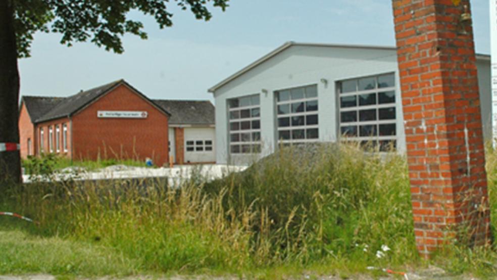 Das alte Feuerwehrhaus (links im Bild) soll abgerissen und ein Neubau im Stil der daneben stehenden Fahrzeughalle errichtet werden. © Foto: Szyska