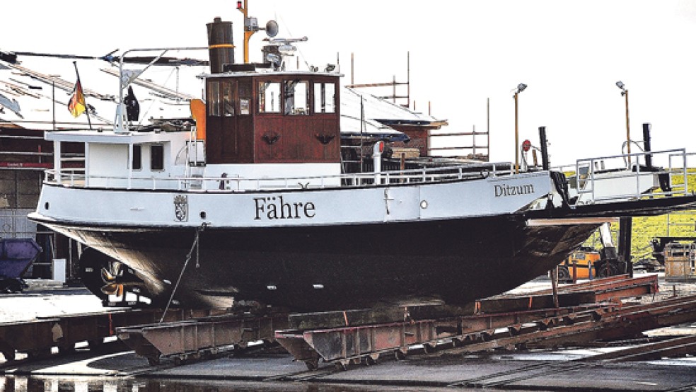 Die Emsfähre wird zurzeit auf der Diedrichswerft in Oldersum fit für die anstehende Sommersaison gemacht. Sie soll den Betrieb voraussichtlich ab 19. März wieder aufnehmen.  © Foto: Wolters