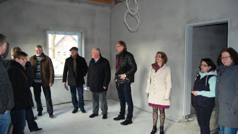 Die Baustelle des Anbaus des Kindergartens Wymeer besichtigte der Jugendausschuss des Rates gestern. © Foto: Hoegen