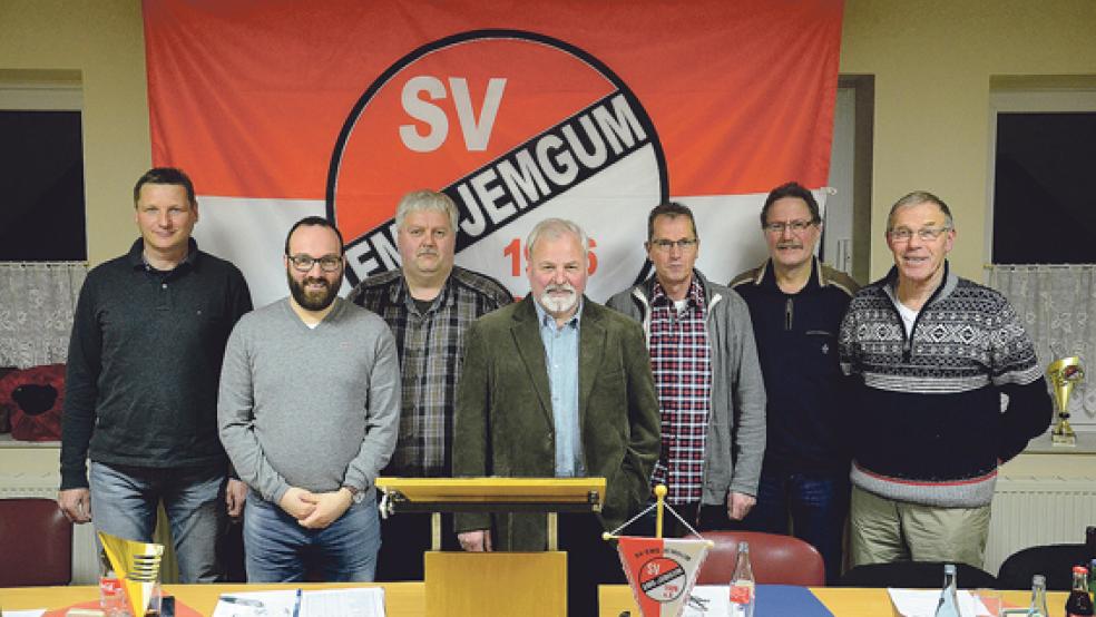 Das Jemgumer Vorstandsteam für die kommenden zwei Jahre: (von links) Gerhard Groenewold, Tim Philipps, Joachim Bugiel, Hans-Joachim Behrends, Martin Sinning, Ewald Bronn und Ewald Heikens. © Foto: de Winter