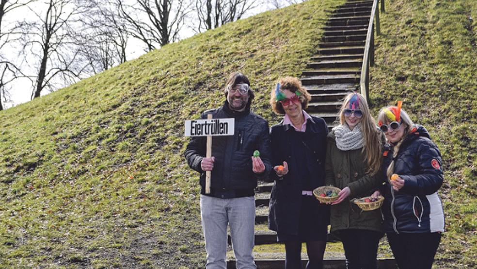 Hoffen auf viele kreative Brillenträger beim Eier-Trüllen am Plytenberg: (von links) Burghardt Sonnenburg (Heimatmuseum Leer), Bürgermeisterin Beatrix Kuhl, Fenna Göbbeler (Jugendzentrum Leer) und Menna Hensmann (Archiv der Stadt Leer). © Foto: Stadt Leer