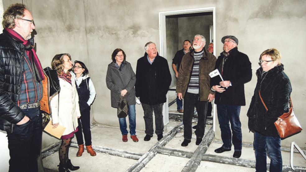 Bauamtsleiter Manfred de Buhr (zweiter von rechts) führte die Mitglieder des Jugend- und Sportausschusses durch den Rohbau des Kindergarten-Anbaus in Wymeer. © Foto: Hoegen
