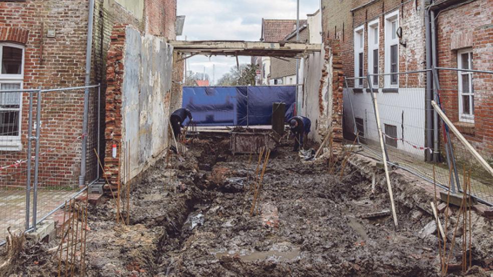 Durch tiefen Matsch müssen sich die Bauarbeiter für die Sanierung arbeiten. © Foto: Klemmer