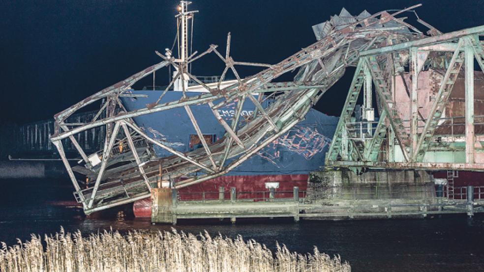 Der folgenschwere Unfall am Abend des 3. Dezember 2015: Der Frachter »Emsmoon« kracht in das geschlossene Klappteil der Friesenbrücke in Weener. © Foto: Mentrup