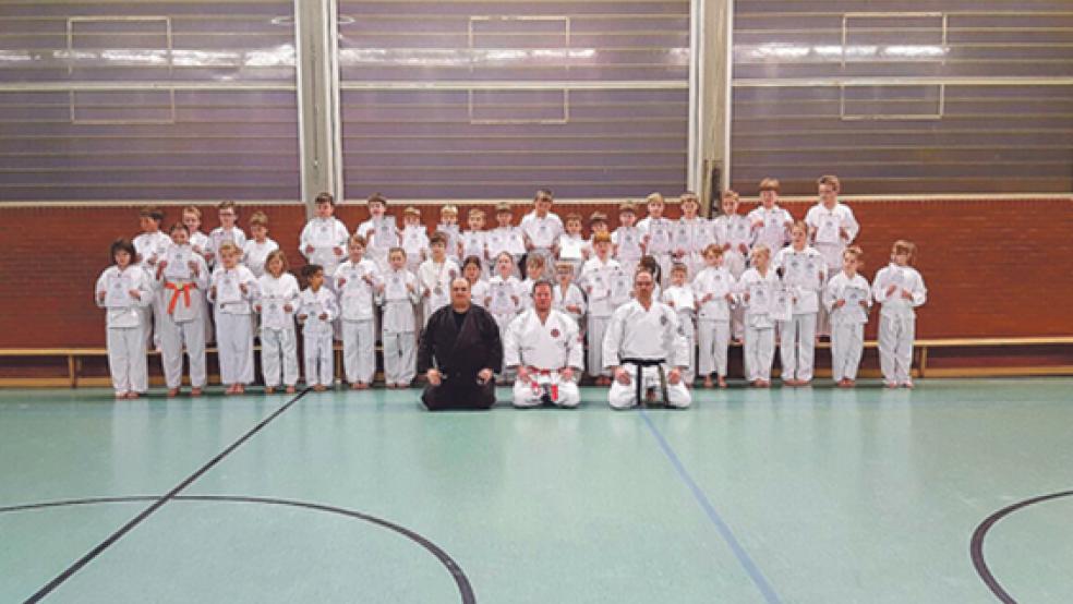 41 junge Kampfkunstsportler legten erfolgreich ihre Prüfungen ab. © Foto: TuS Holthusen