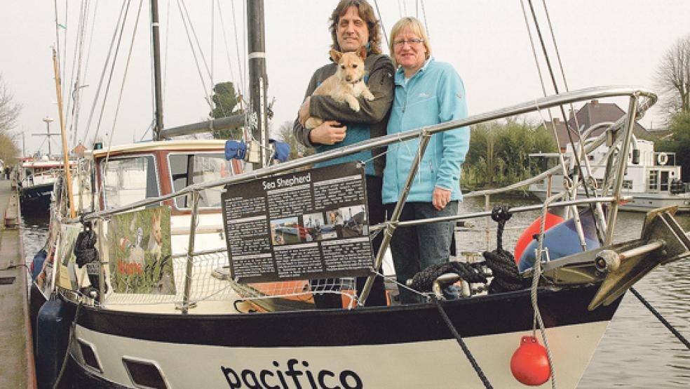 Auf ihrem Tierschutzschiff im Alten Hafen von Weener: Simone und Jürgen Sattler mit »Loona«. Der kleine Terrier-Mischling ist Weggefährte und Maskottchen zugleich. © Foto: Szyska