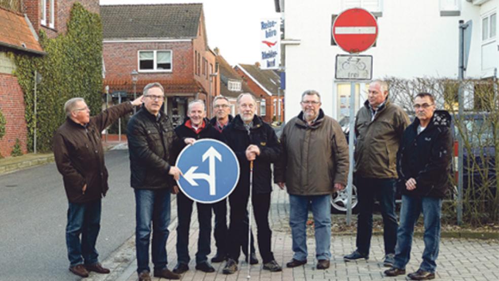 Das Verkehrsschild haben Weeners Genossen schon in der Hand. Nun liegt die Entscheidung beim Bau- und Umweltausschuss der Stadt. © Foto: privat