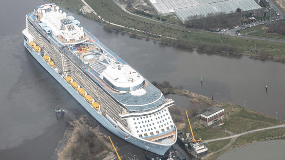 Ein echtes Nadelöhr war für die »Ovation« gleich zu Beginn die Dockschleuse bei der Meyer Werft. Das 41 Meter breite Schiff musste genau durch die 45 Meter breite Schleuse bugsiert werden, um in die Ems zu gelangen. © Foto: Klemmer
