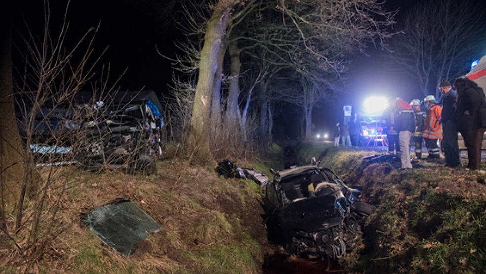 Bei dem schweren Unfall in Großwolderfeld landete ein Opel Tigra in einem Graben. Der Kleinwagen eines Pflegedienstes wurde über den Graben auf eine Böschung geschleudert. © Foto: Klemmer