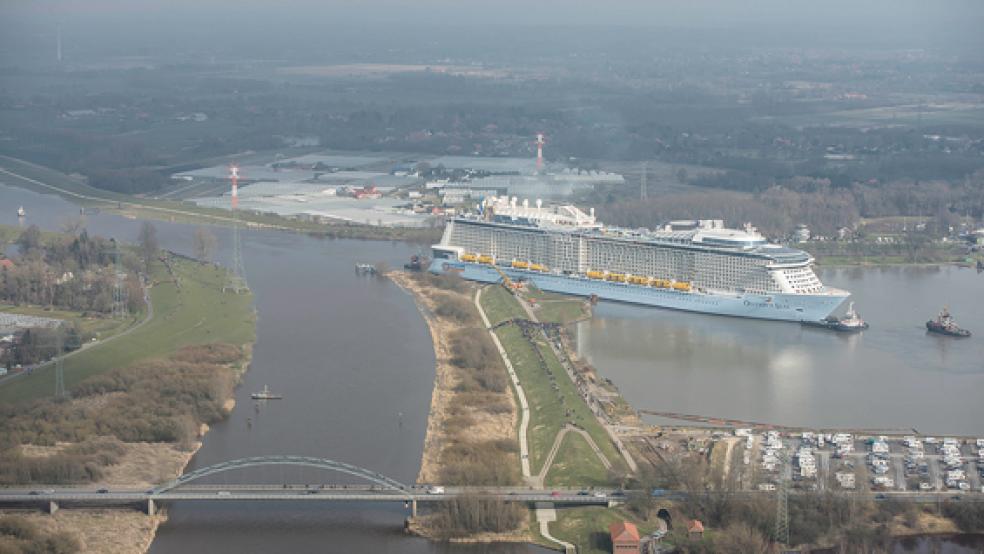 Durch die Dockschleuse in Papenburg fuhr die »Ovation of the Seas« am Freitag mti rund einstündiger Verspätung. Den Zeitverlust holte die Crew auf, nachdem gegen 22 Uhr die Jann-Berghaus-Brücke bei Bingum passiert worden war. © Foto: Klemmer