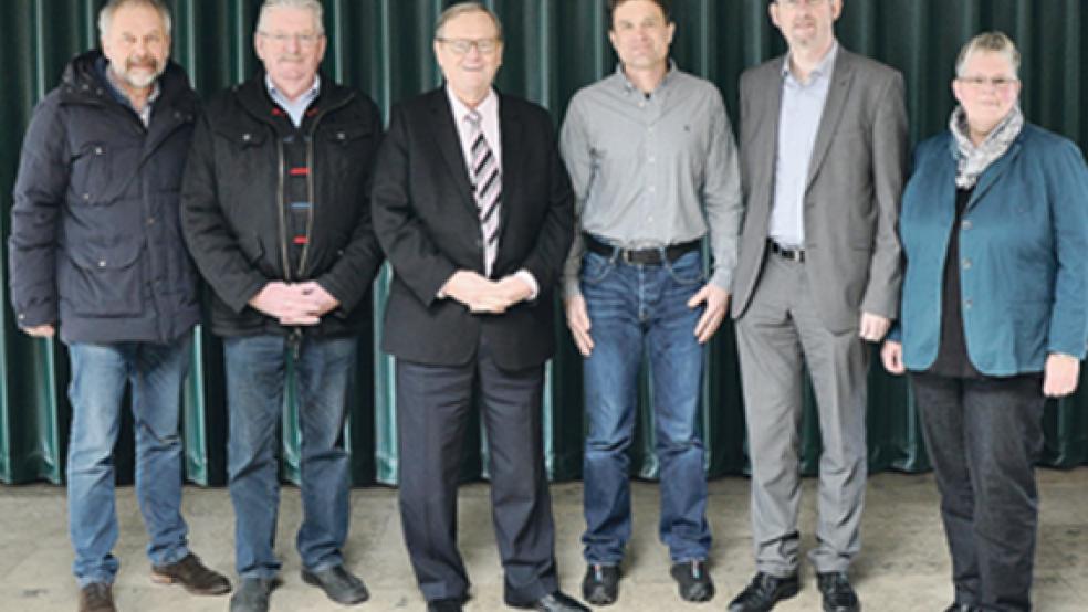 Schulbesuch: Die Kreistagsabgeordneten Gerhard Janßen (Bunde) und Broer Wübbena-Mecima (Weener), der Kreistagsfraktionsvorsitzende Dieter Baumann (Warsingsfehn, von links) sowie (von rechts) die Stadtratsfraktionsvorsitzende Hildegard Hinderks und der designierte Landratskandidat Dirk Lüerßen sprachen mit Schulleiter Dirk Kaiser (Dritter von rechts). © Foto: CDU