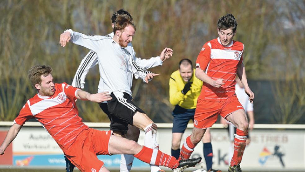 Mit vollem Einsatz und einer starken Teamleistung bremsten Thomas Wilken (links) und Enno Oorlog Spitzenreiter SV Holtland aus.  © Foto: Bruins