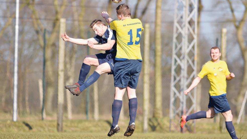 Hoch her ging es auf der Heide: Hier wirft sich Timo Zillmer mit allem, was er hat, ins Kopfballduell. © Foto: Bruins