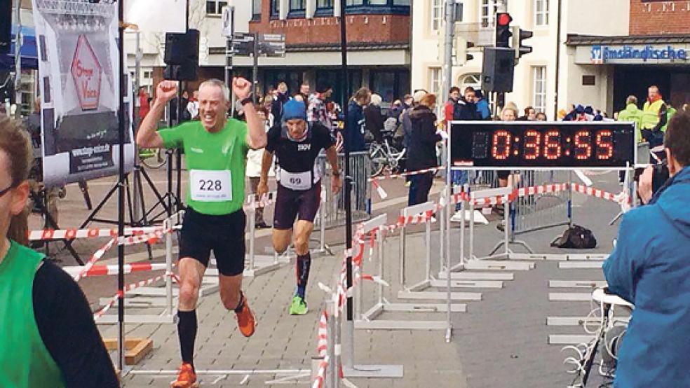 Jubelnder Zieleinlauf: Heinz-Dieter Hinrichs pulverisierte in 36:55 Minuten seine alte Bestzeit. © Foto: privat