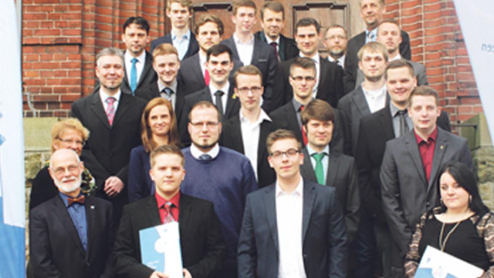Die ausgezeichneten Auszubildenden der kaufmännischen und der gewerblich-technischen Berufe bei den Winter­abschlussprüfungen 2015/2016.  © Foto: Industrie- und Handelskammer für Ostfriesland und Papenburg