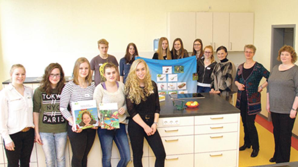 Sprachen an der Oberschule in Bunde über gesunde Ernährung (von links): Marie Smid, Imke Pals, Lena Wenninga, Mitchel Mol, Eileen Leuchte, Sarah Müller, Laura Marie Snater, Christina Randt, Natalie Bloem, Insa Berghaus, Kim Hartung, Gitta Connemann, Gerda Mülder und Karin Wingbermühle. © Foto: privat