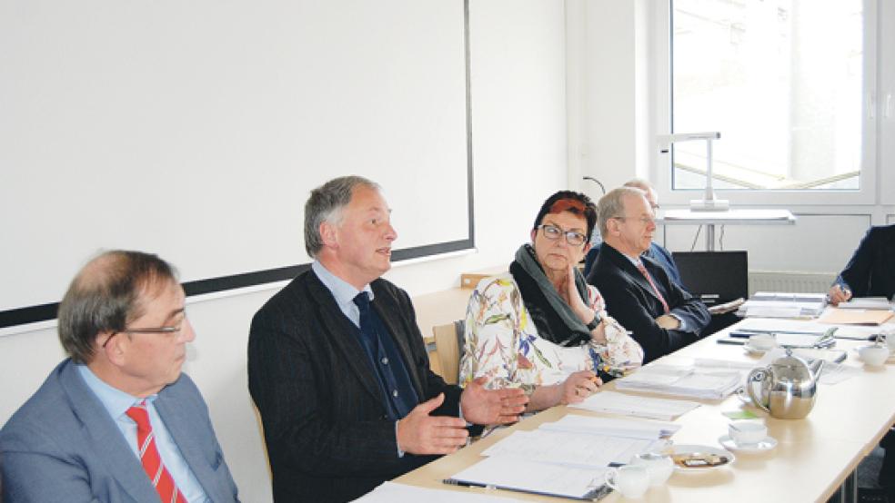 Für die Kreisverwaltung am Tisch saßen Erster Kreisrat Rüdiger Reske (links) und Landrat Bernhard Bramlage (rechts). Neben dem Landrat Frauke Maschmeyer-Pühl und Friedrich-Wilhelm Krömer von der Landesschulbehörde. © Foto: Hoegen