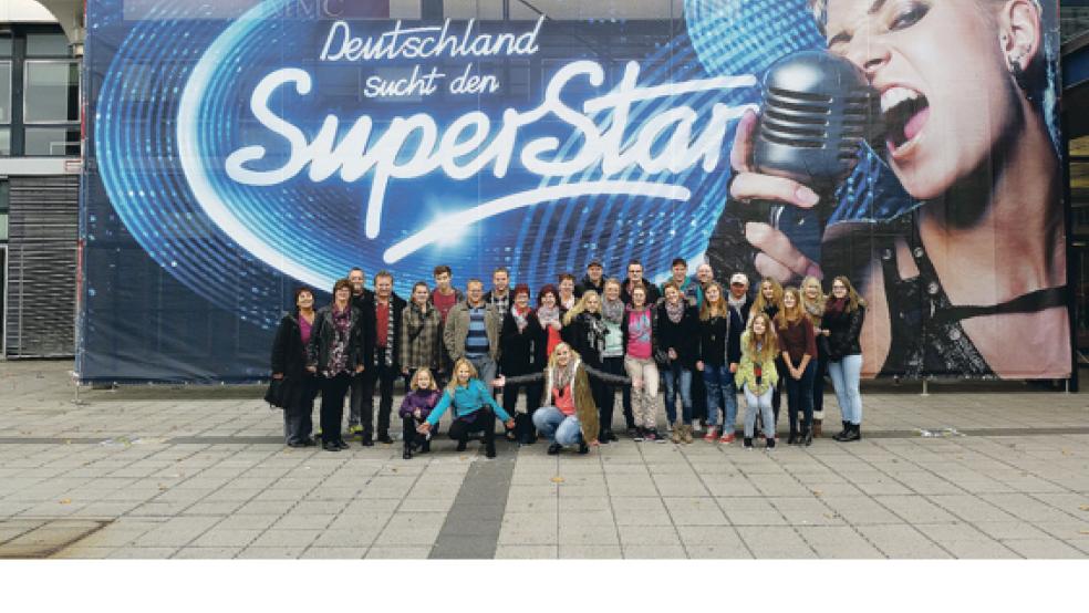 Sabrina Kuper (kniend, im Vordergrund) war mit Familie und Freunden zum Casting für die TV-Show »Deutschland sucht den Superstar« (DSDS) mit einem Bus nach Köln gefahren. Die Rheiderländerin kam keine Runde weiter. Aber sie will der Musik und dem Gesang auf jeden Fall treu bleiben.  © Fotos: privat